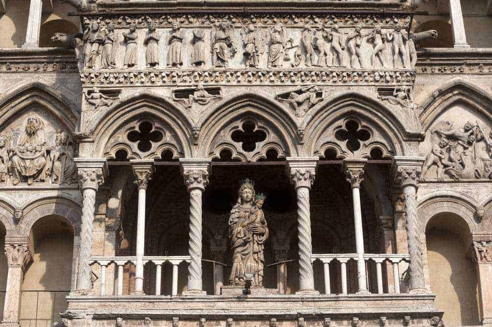 Cattedrale in stile romanico con archi a tutto sesto. 