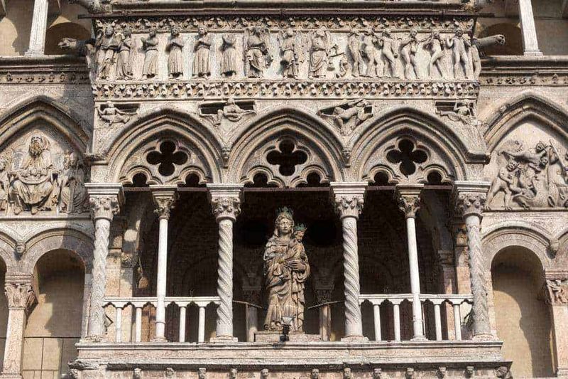 12 Stili Architettonici: quali sono e come riconoscerli (con esempi in Italia) 3 Cattedrale in stile romanico con archi a tutto sesto.