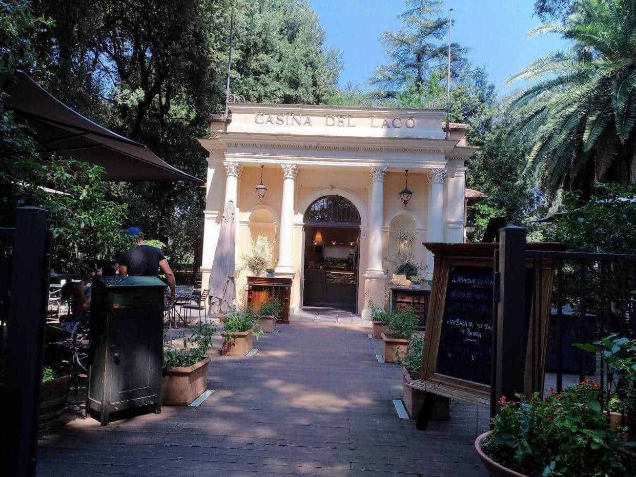 Cassina del Lago, ingresso affascinante con colonne e luci, ristorante immerso nel verde, perfetto per cene eleganti e relax, atmosfera rilassante in un luogo pittoresco.