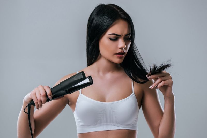 Stiratura capelli fa male, 10 errori da evitare 2 Piastra per capelli: Stiratura capelli fa male, 10 errori da evitare