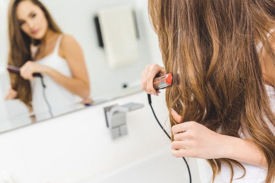 Stiratura capelli fa male, 10 errori da evitare