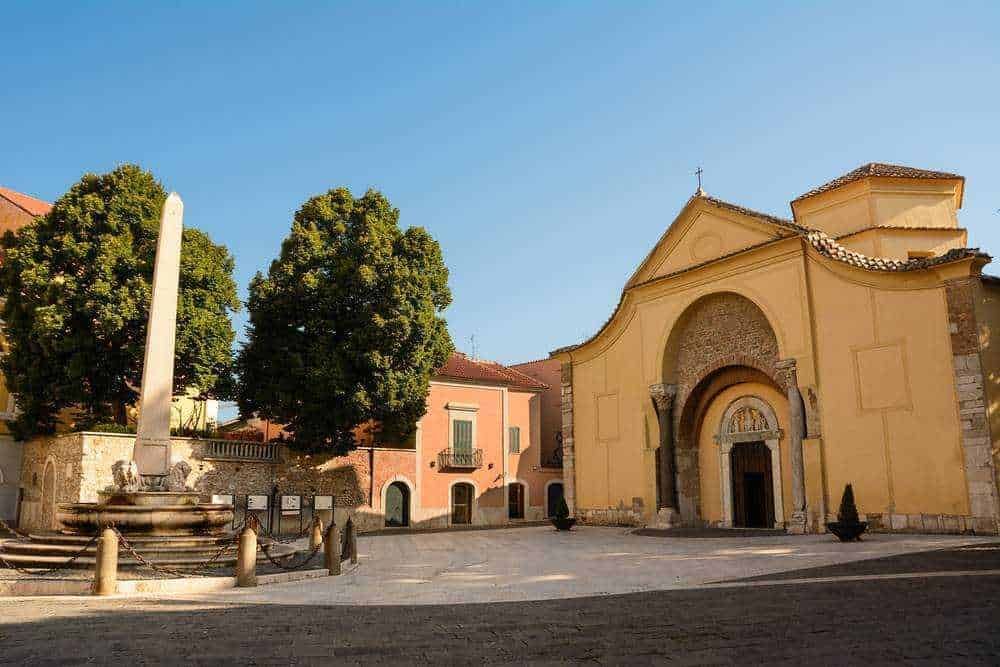 Antichi edifici e piazza storica in Italia, chiesa barocca e fontana tradizionale, scenario tipico e suggestivo, perfetto per appunti sul blog di viaggi e cultura italiana.