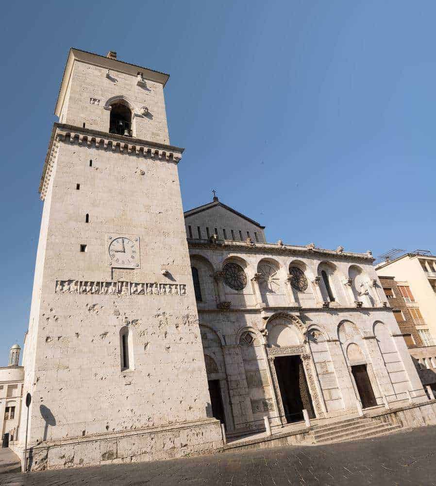Campanile e facciata della chiesa storica di Lecce, architettura barocca in pietra calcarea, esempio di patrimonio culturale e artistico del Sud Italia.