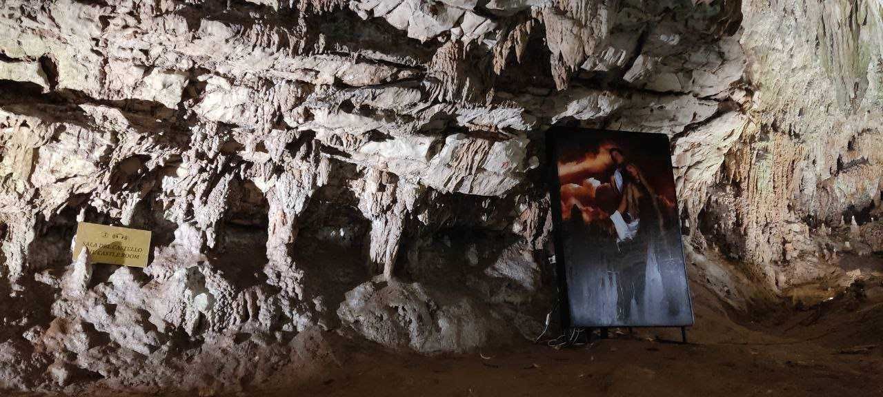 Scultura artistica all'interno di una grotta, installazione moderna in un ambiente naturale, esposizione di arte nella grotta, creazioni artistiche in contesto sotterraneo, Appunti Sul Blog.