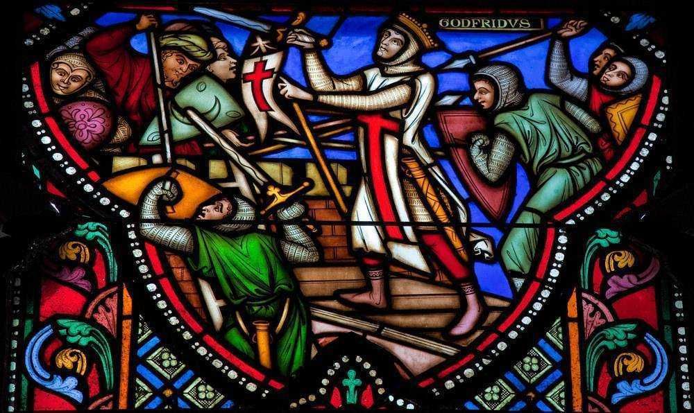 Lotta tra cavalieri e soldati in un dettaglio di vetrata colorata che rappresenta un’illustrazione storica di battaglia medievale, con colori vivaci e dettagli intricati, ideale per contenuti storici e culturali.