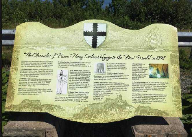 Lapide storica commemorativa con stemma e descrizioni scritte in inglese, dedicata al viaggio dei cinesi di Hong Kong nel Nuovo Mondo nel 1875, situata in un'area naturale verde.