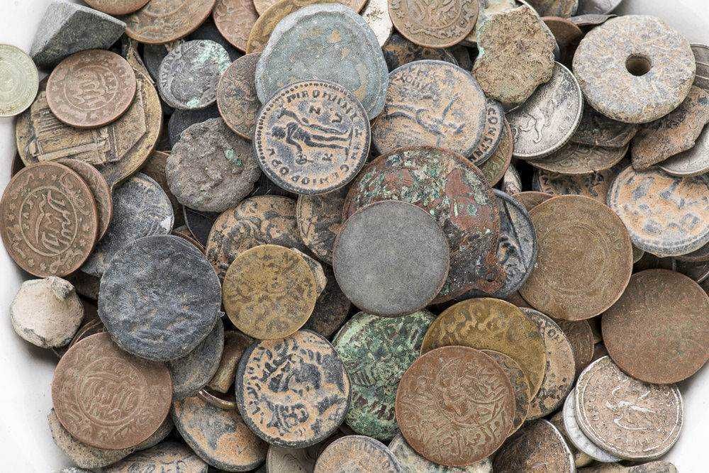 Monete antiche di diversi periodi storici, raccolte e usate come oggetti da collezione o per studi storici.