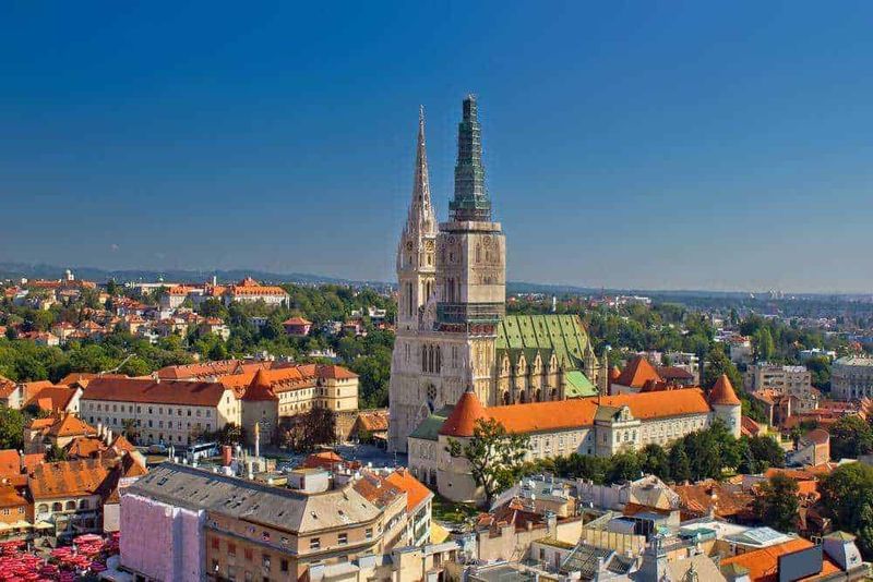 Cattedrale di Zagreb con architettura storica e skyline della città in lontananza, vista panoramica sulla capitale della Croazia.