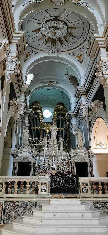 Importante cappella barocca in chiesa storica ricca di decorazioni dorate e sculture in marmo. Elementi di pregio e dettagli artistici rendono l'ambiente sacro elegante e raffinato.