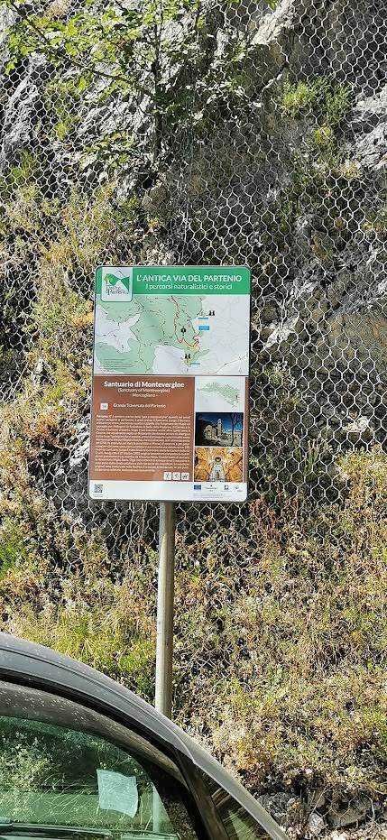 Indicatore escursionistico e turistico in Valle delle Delizie, sentiero naturalistico e storico in Italia.