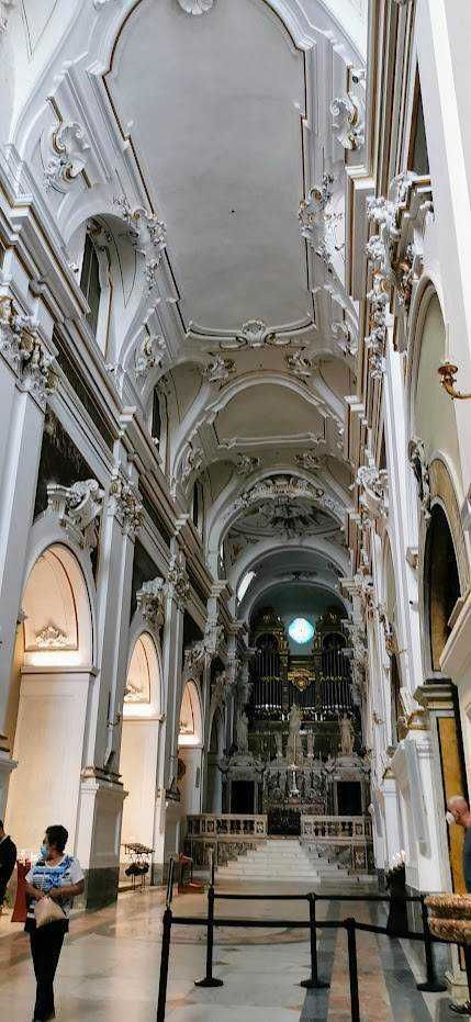Maestosa chiesa barocca con archi ornati e dettagli dorati, interni eleganti e luminosi che evidenziano l'arte e l'architettura sacra italiana. Un luogo di culto storico e artistico di grande valore culturale.