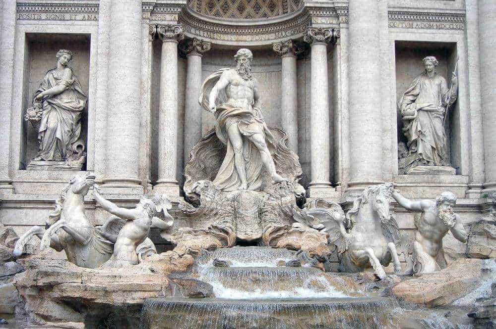 Fonte iconica di Fontana di Trevi a Roma, scultura barocca con leoni e figure mitologiche in marmo grandemente dettagliata e artisticamente affascinante.