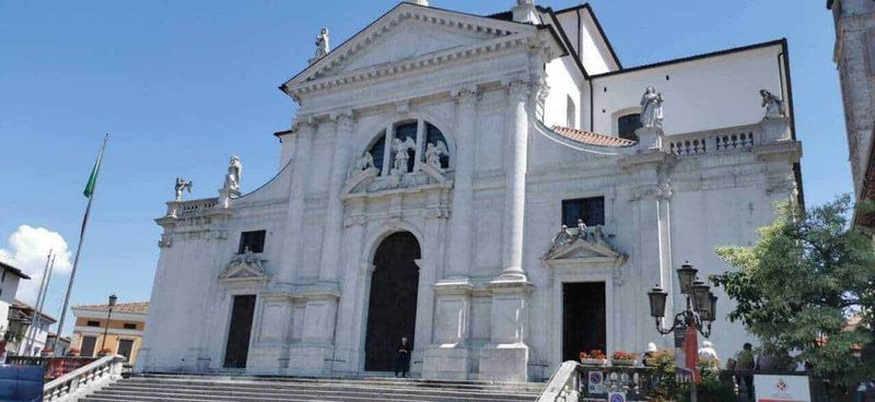 San Daniele del Friuli, città slow: cosa fare e mangiare 3 Maestosa chiesa barocca in marmo bianco con statue e dettagli artistici, esempio di architettura religiosa storica in Italia.