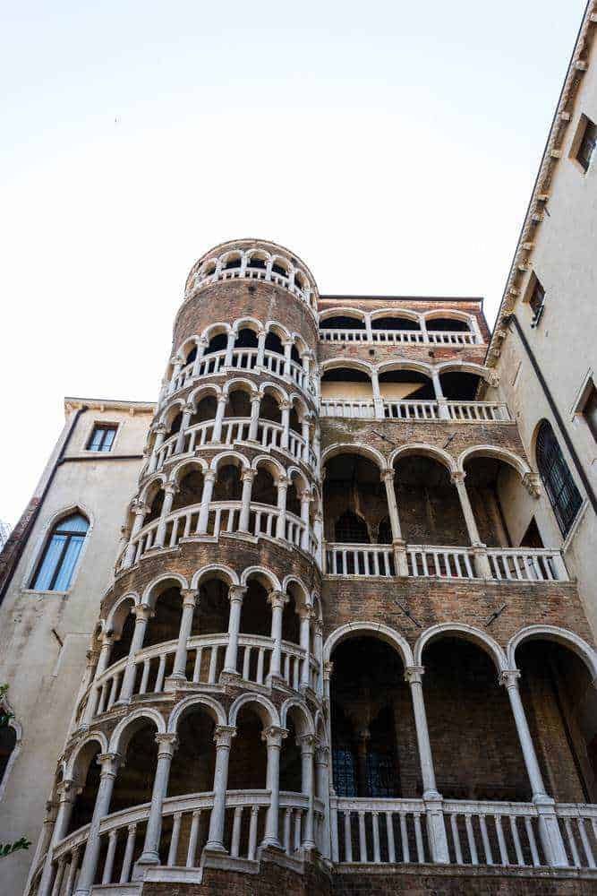 Scala del bovolo a venezia: Torretta in pietra con balconi ad arco, edificio storico veneziano, architettura rinascimentale, attrazione turistica italiana, Appunti Sul Blog.