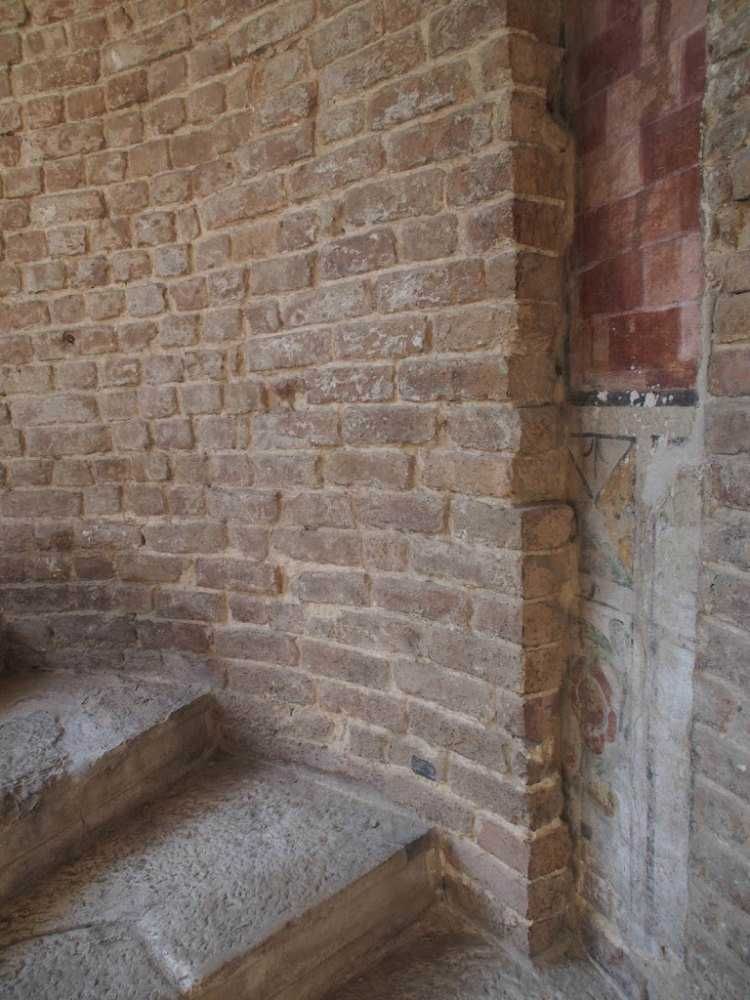Exposizione di un muro in mattoni con scala antica in pietra, ideali per restauri e lavori di ristrutturazione edilizia.