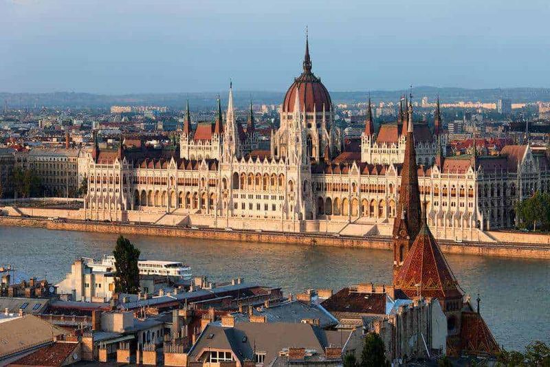 Majestic Parlamento ungherese sul fiume Danubio a Budapest, simbolo di architettura neogotica, patrimonio culturale e attrazione turistica. Immagine panoramica della capitale dell'Ungheria con cielo sereno.