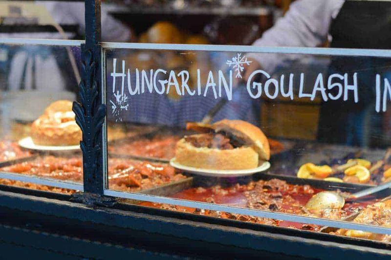 Salsiccia ungherese goulash in vendita in una rosticceria tradizionale con piatti caldi e speziati, perfetti per chi cerca authentic cucina ungherese.