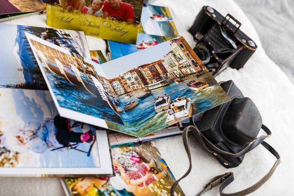 Cuscino personalizzato: Fotocamere vintage e fotografie di viaggi su un tavolo, album fotografici con immagini di vacanze sul lago, perfette per blog di viaggio e ricordi di famiglia fotografie di alta qualità.