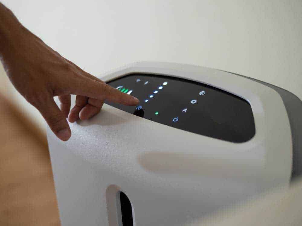 Valigia intelligente con pannello di controllo touch, tecnologia avanzata, sicurezza e praticità per la casa. Perfetta per ottimizzare gli spazi e migliorare la gestione degli oggetti di valore.