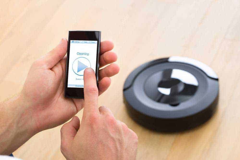 Controllo di un robot aspirapolvere tramite smartphone, tecnologia smart home, pulizia automatizzata, applicazione per robot domestici, innovazione nel cleaning smart.