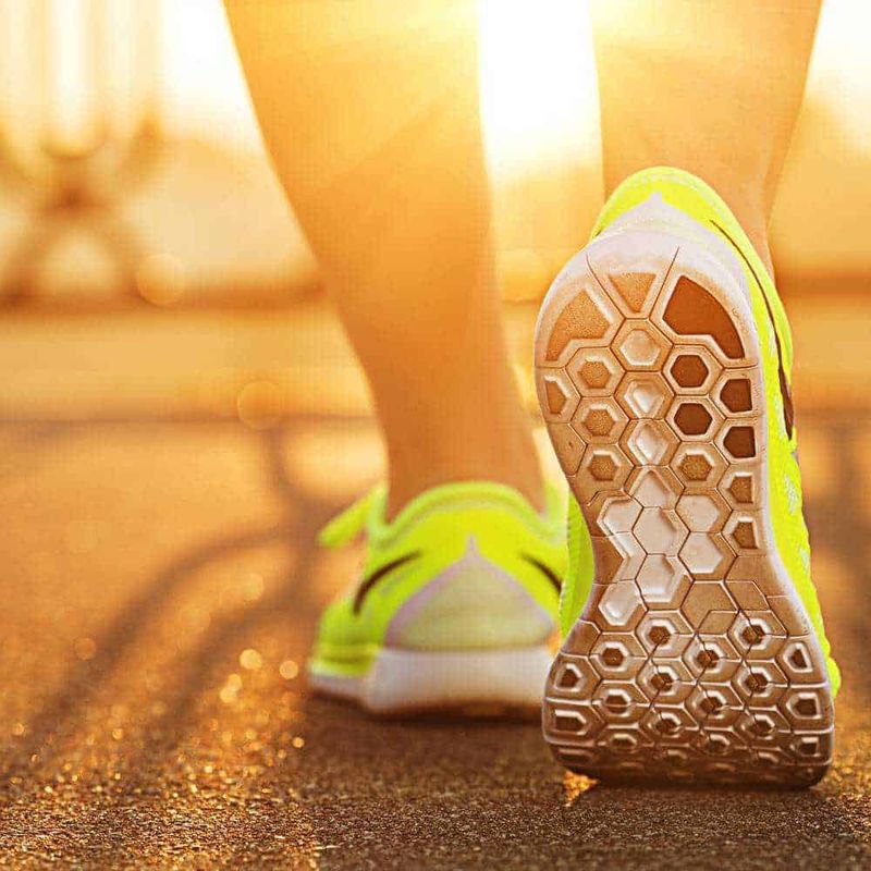 Scegliere le scarpe per 10 tipi di sport 5 Ciclista su mountain bike in natura, dettagli sulla pedalata e il percorso outdoor, ideali per appassionati di sport e avventure all'aria aperta.