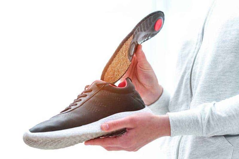 Scegliere le scarpe per 10 tipi di sport 6 Scarpe sportive colorate e moderne per uomo e donna, ideali per corsa, allenamento e scarpe casual, con design innovativi e comfort ottimale.