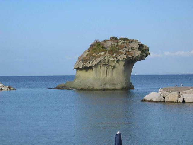 Scogliera e mare a Capri con yacht e barche, paesaggio marino italiano.
