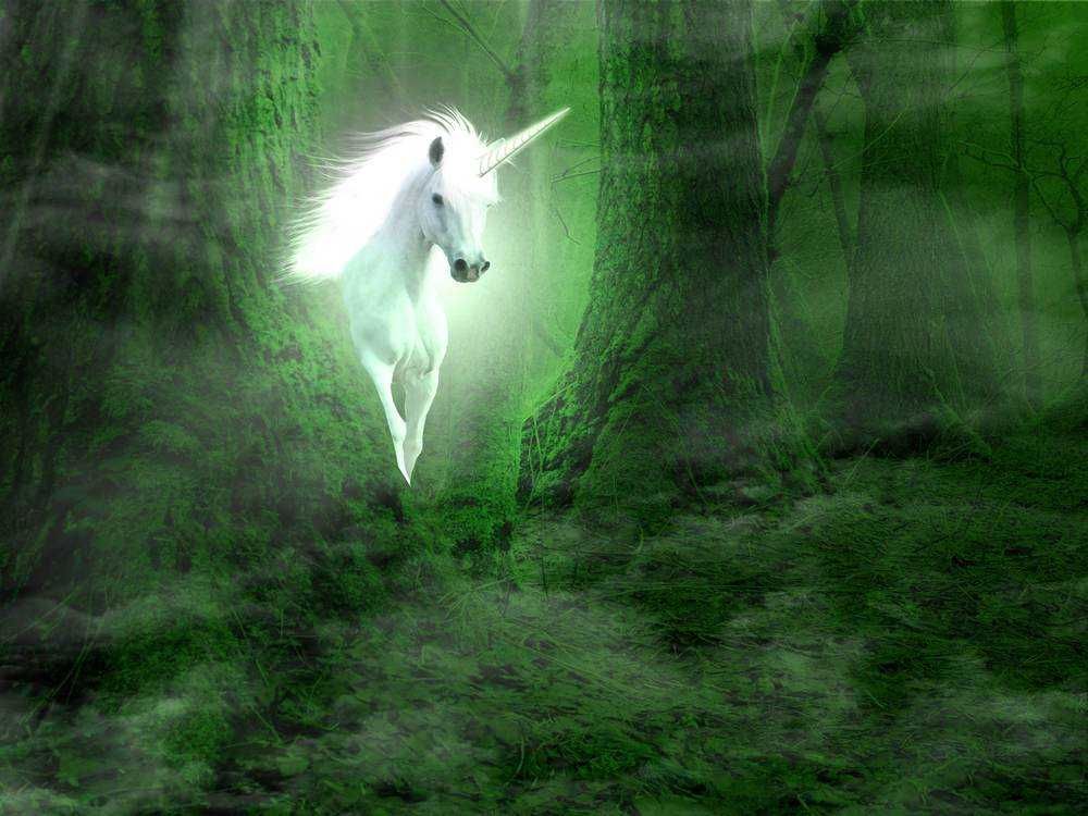 Un unicorno bianco che vola in una foresta magica verde, circondato da alberi imponenti e nebbia misteriosa, creando un'atmosfera fantastica e incantata.