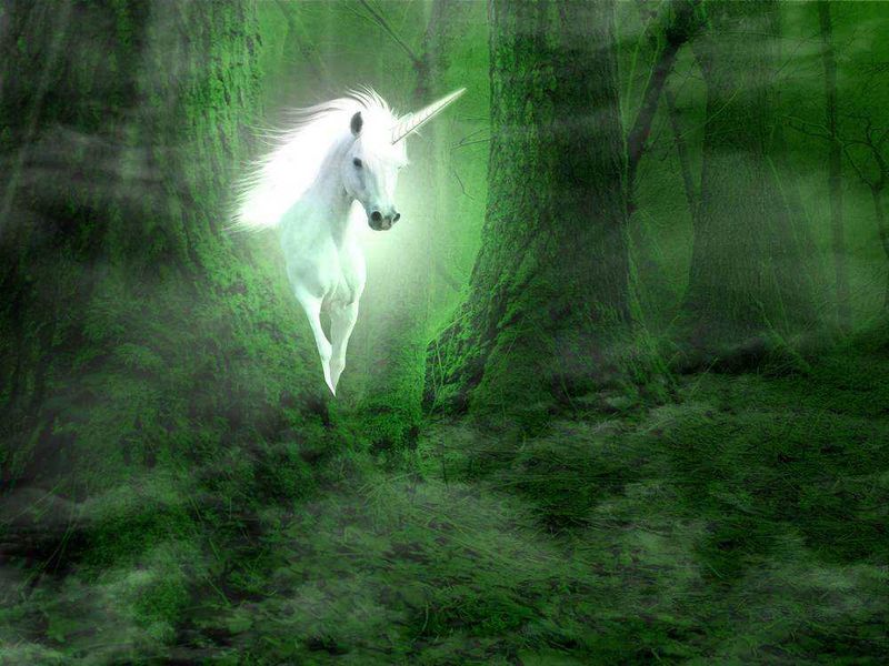 7 benefici delle favole e storie fantasy per bambini: perché leggerle ogni sera 3 Un unicorno bianco che vola in una foresta magica verde, circondato da alberi imponenti e nebbia misteriosa, creando un'atmosfera fantastica e incantata.