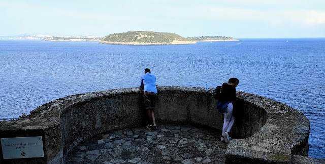 VISTA PANORAMICA sul mare e le isole dal Bunker di artiglieria semicircolare