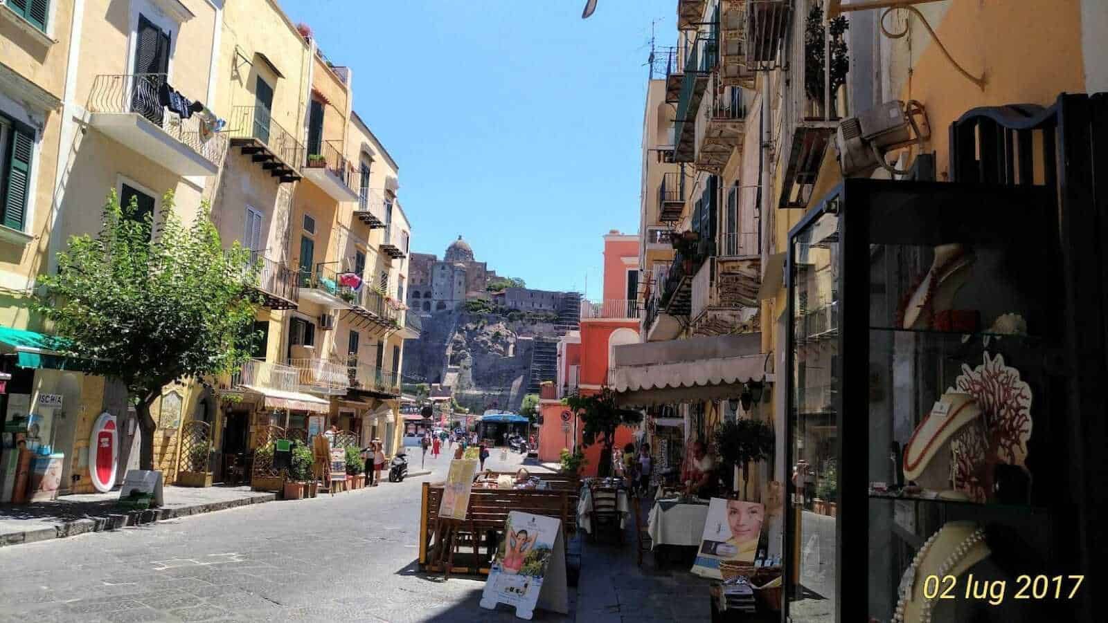 Colorata strada di Ischia Ponte, Italia