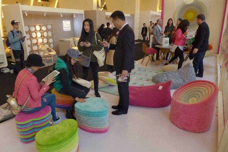 Come progettare uno stand efficace per una fiera del settore moda 3 Area ristoro con sedie
