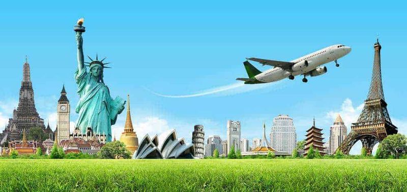 Destinazioni incantevoli per viaggi indimenticabili 3 Torino, Milano, Roma, Napoli, Firenze, Venezia e le principali città italiane e internazionali rappresentate in un collage con monumenti iconici come la Statua della Libertà, la Torre Eiffel e un aereo che sorvola.