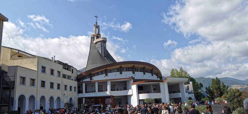 San Gerardo Maiella protettore dei bambini 7 Tempio di San Giovanni Bosco a Castel Giffredo, chiesa moderna con architettura innovativa, frequentata da molti fedeli e visitatori, in una località con paesaggi montani e cielo sereno.