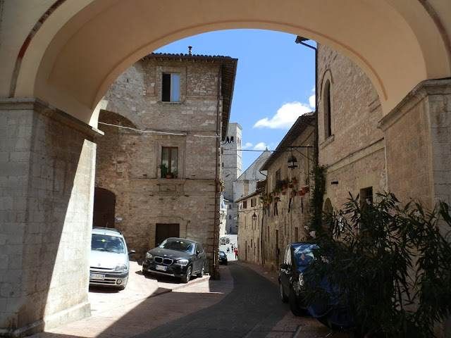 Assisi Rocca Maggiore che domina la valle del Tescio