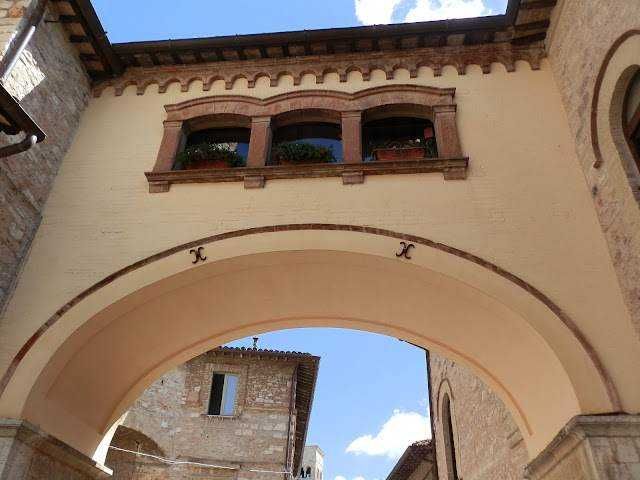Assisi Rocca Maggiore che domina la valle del Tescio