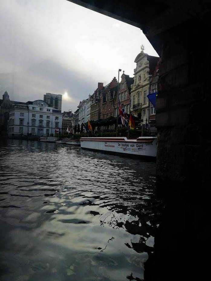 Venedig canal e edifici storici con barche, vista sotto un ponte, atmosfera urbana e acquatica, città famosa per i canali, architettura storica, turismo in Italia.