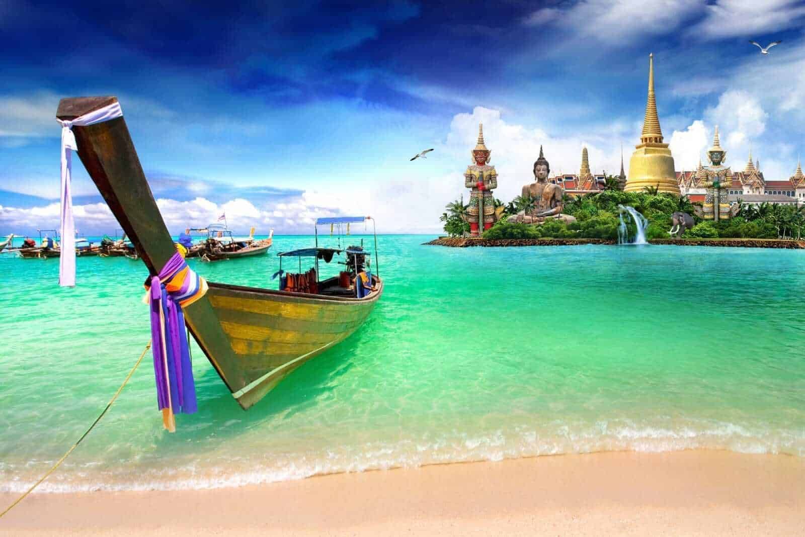 Barca tradizionale di legno ancorata sulla spiaggia con tempio buddista e statue sacre sullo sfondo in Thailandia, paesaggio tropicale e mare cristallino, destinazione turistica esotica.