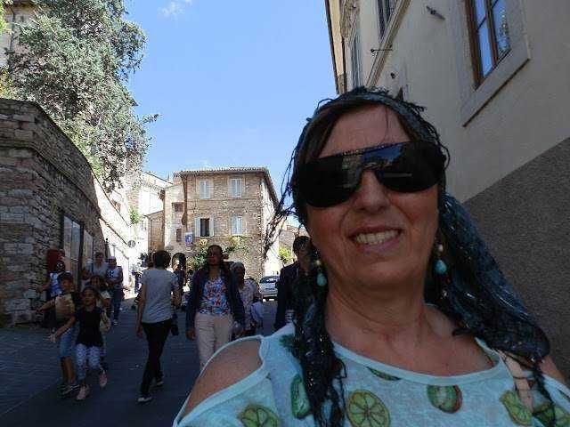 Passeggiata in una strada storica di Assisi