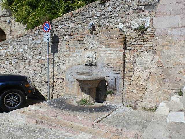 Assisi Rocca Maggiore che domina la valle del Tescio