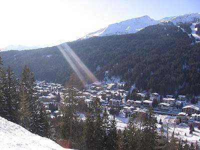 Dormire in un Hotel a Madonna di Campiglio tra neve perenne e laghi azzurri 4 Dormire in un Hotel a Madonna di Campiglio tra neve perenne e laghi azzurri. Belle vista delle montagne innevate e di un piccolo villaggio alpino immerso tra i pini in una località sciistica italiana. Perfetta per articoli su turismo invernale e vacanze in montagna.