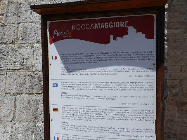 Assisi Rocca Maggiore indicazioni lungo la strada in diverse lingue