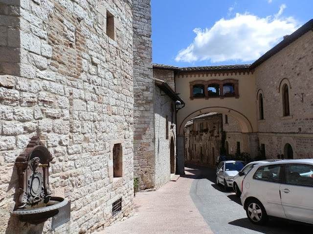 Assisi Rocca Maggiore che domina la valle del Tescio