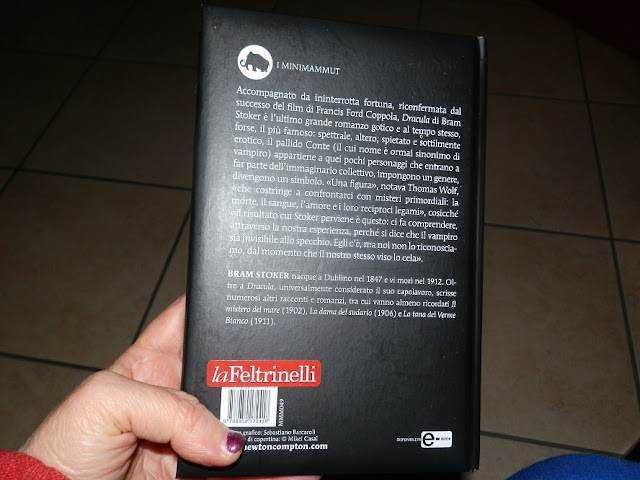 Risvolto di copertina del libro Dracula di Stoker pubblicato dalla casa editrice Newton Compton. La copertina raffigura un'illustrazione stilizzata di un uomo con barba e capelli corti, che rappresenta Dracula, con il titolo e le informazioni dell'editore.