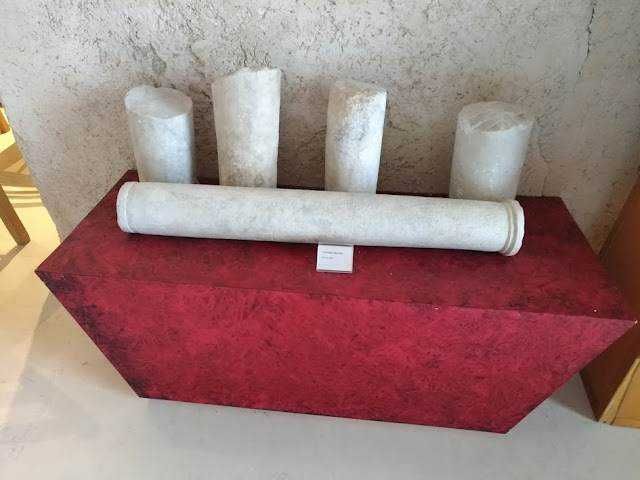Chiesa di San Salvatore de' Birecto: esterno con Vecchi capitelli in pietra e un vecchio cilindro di marmo 