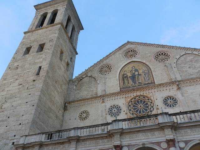 Duomo a Spoleto, facciata con archi 
