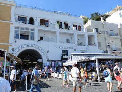 #viaggi Capri, isola carsica strappata alla terraferma Capri isola carsica: storia geologica, natura e cosa vedere