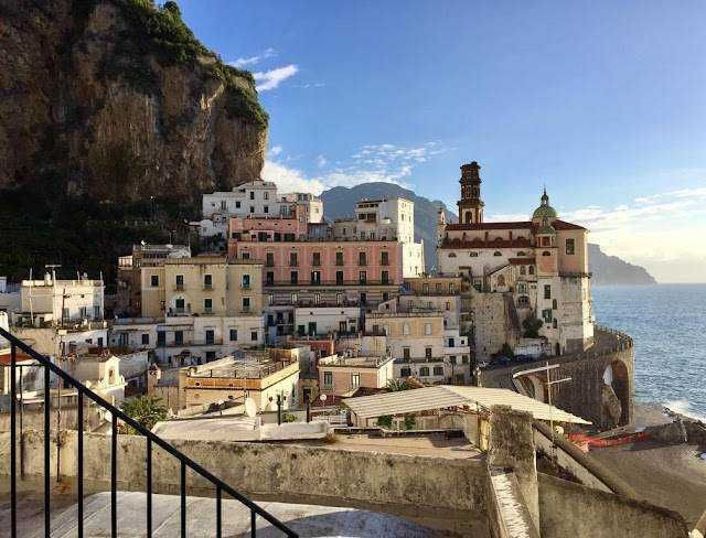Atrani, la più piccola città del sud Italia: cosa vedere, storia e curiosità 4 Colorato borgo di Atrani sulla Costiera Amalfitana