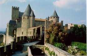 Castello medievale in pietra con torri e mura con camminamento