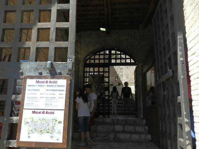 Museo di Assisi ingresso, visitatori all'ingresso del museo storico di Assisi con mappa e info sui percorsi culturali.